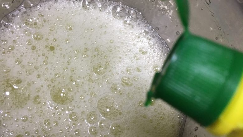 香蕉戚风蛋糕,用电动打蛋器打出大气泡,放入柠檬汁或白醋少许。