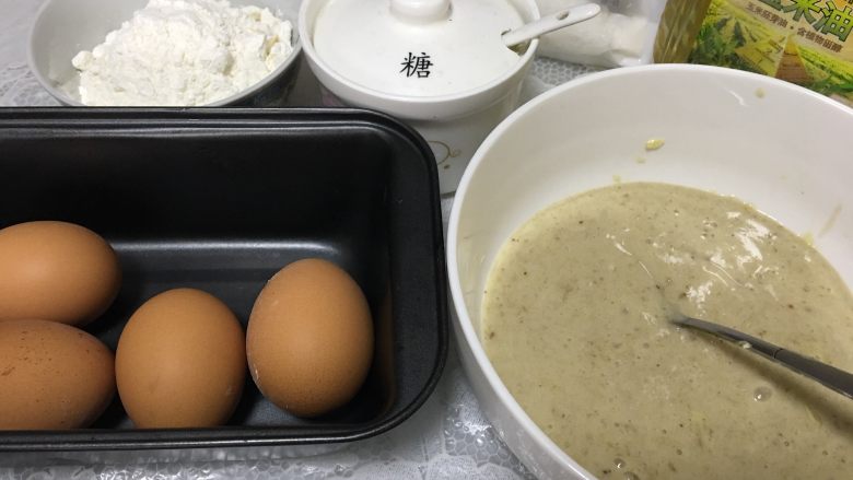 香蕉戚风蛋糕,准备材料,把香蕉榨汁成泥状。