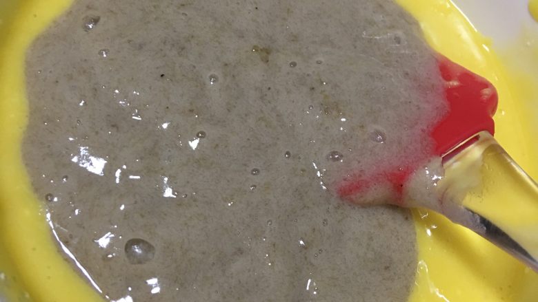 香蕉戚风蛋糕,把香蕉泥分次倒入面糊中,搅拌均匀放边上待用。