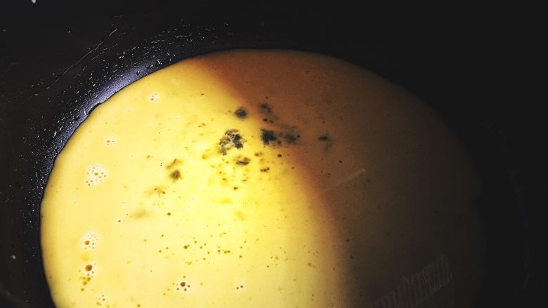 简单快手零失败的 番茄蛋包饭,倒入蛋液,盖上锅盖,开小火加热十几秒