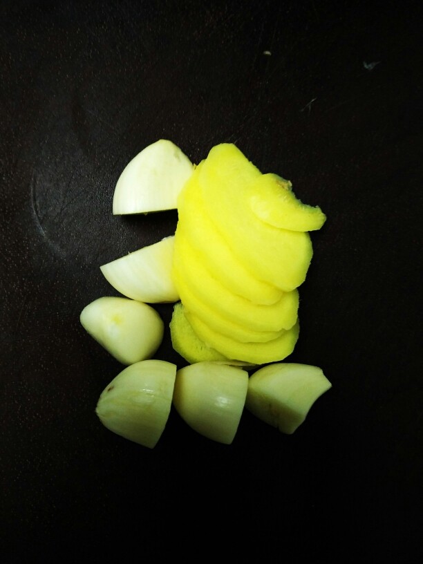 泡椒凤爪,姜去皮切片，蒜头切段备用！这时鸡爪煮好了，起锅，在清水里反复清洗几遍，除去鸡爪上的油，然后沥干水分，放凉。这步忘了拍照了，应该不影响吧😜😜