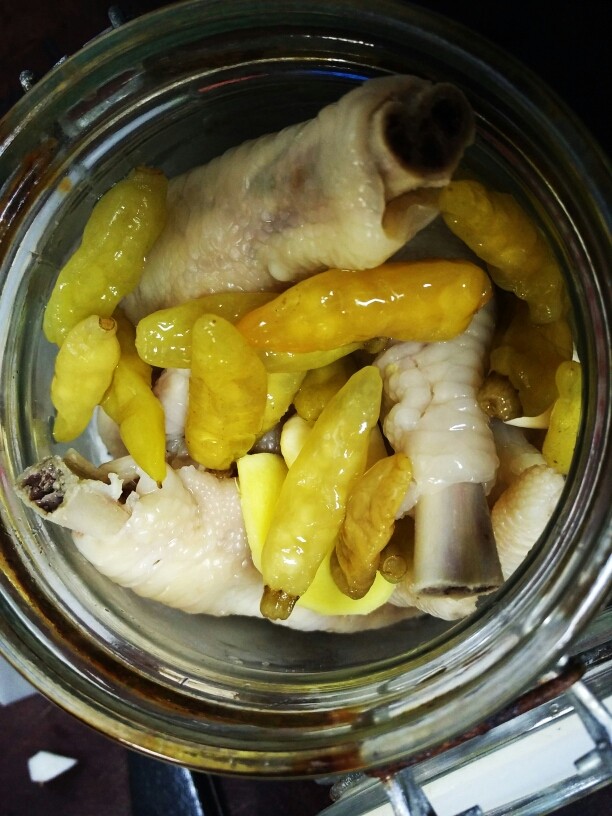 泡椒凤爪,全部装瓶完毕，倒入泡椒水。就是我们买整瓶泡椒的时候里面的泡椒水，这个是很关键的，可别倒了，那就真可惜了！！