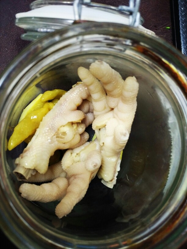 泡椒凤爪,放入一层鸡爪，在放姜片泡椒等，延续这个步骤直到装满啦！