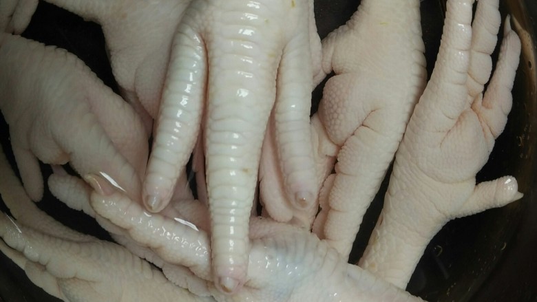 泡椒凤爪,首先要处理赶紧爪爪，剪干净趾甲哟！