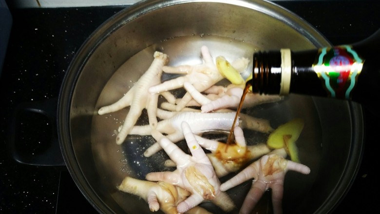 泡椒凤爪,然后可以下锅捞了。加入少许<a style='color:red;display:inline-block;' href='/shicai/ 718'>料酒</a>和<a style='color:red;display:inline-block;' href='/shicai/ 37'>姜</a>片，清水淹没过<a style='color:red;display:inline-block;' href='/shicai/ 89'>鸡爪</a>，大概煮十几分钟，用筷子可以穿透就可以了。煮太多烂了影响口感！
