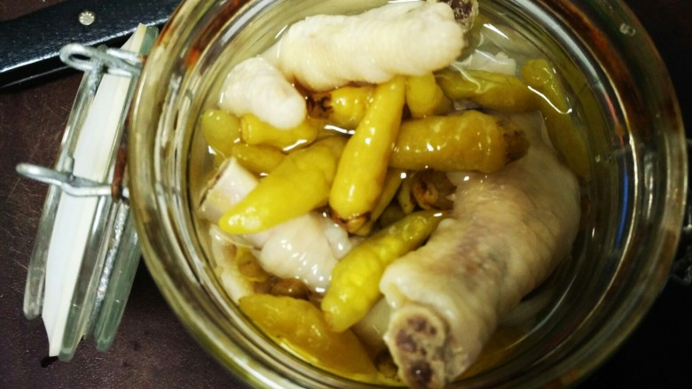 泡椒凤爪,泡椒水不足淹没鸡爪，没关系，加入白醋和少许清水，淹没鸡爪就可以了。口味咸淡看个人，我个人喜欢添加一点点白<a style='color:red;display:inline-block;' href='/shicai/ 10588'>糖</a>，这样口感更柔和一些。