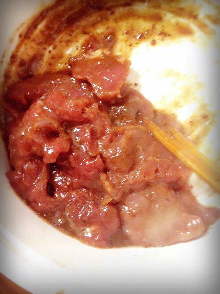 牛排菌菇烩面,<a style='color:red;display:inline-block;' href='/shicai/ 217'>牛排</a>切块,用黄油,黑胡椒酱汁腌制半小时
