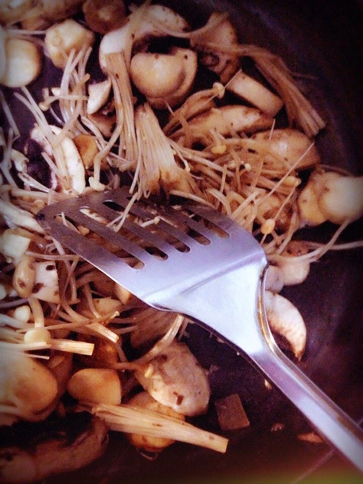 牛排菌菇烩面,菌菇下锅翻炒,倒入一小碗水,焖锅烧一刻钟