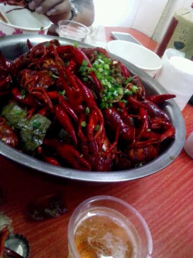 油焖大虾简单做,有点费油,6.收汁完成出锅,撒上葱花,放上点香菜。完成
