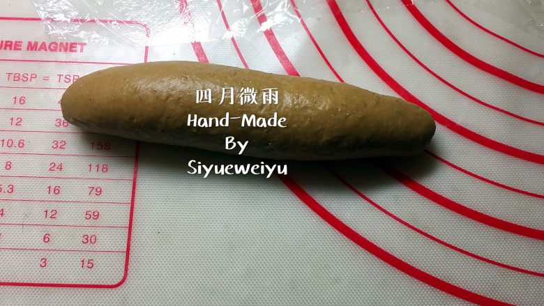 全麦杂粮面包,由上至下将其卷起。