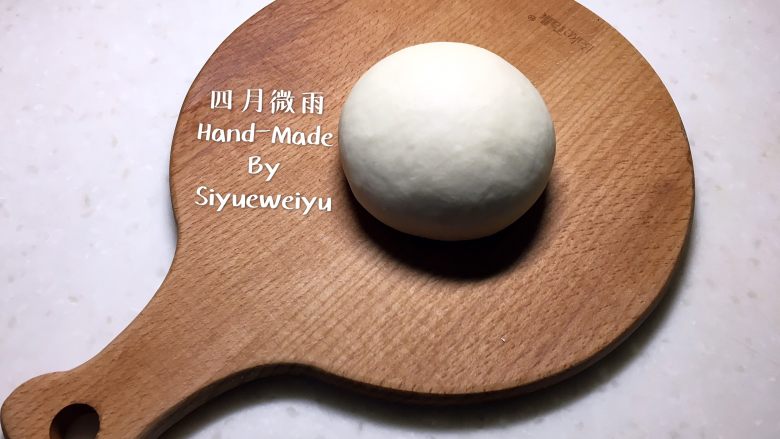 全麦杂粮面包,中种:食材高筋面粉150g、酵母2.5g、纯净水混合揉成光滑的面团。