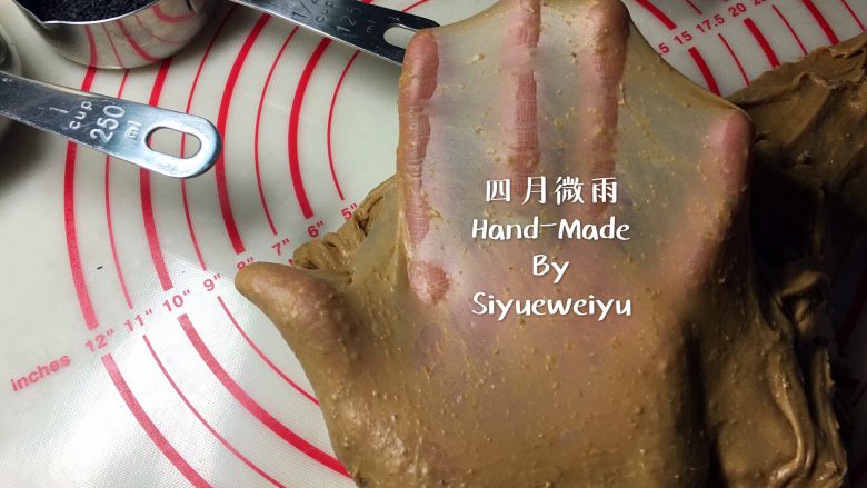 全麦杂粮面包,发酵好的中种分割成若干小块,与主面团食材全麦面包粉120g、海盐3g、奶粉16g、室温软化的黄油25g、以及搅拌好的黑糖水,揉至出膜。