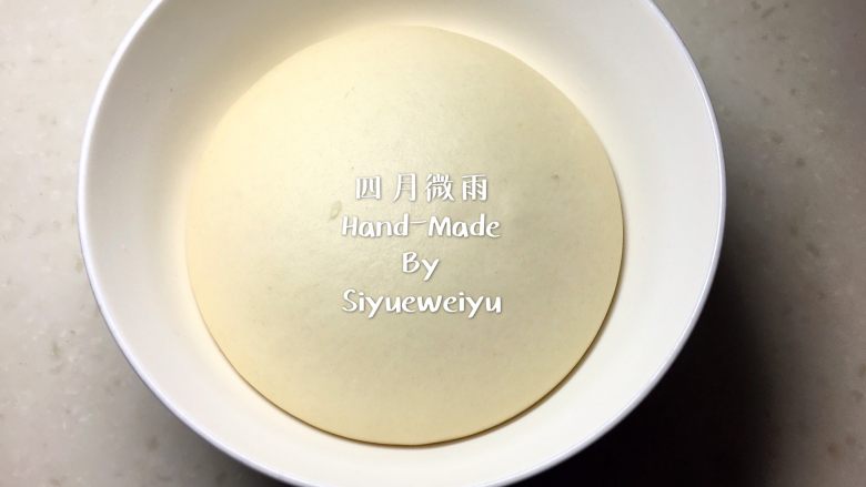 全麦杂粮面包,揉好的面团放入容器内覆盖保鲜膜套上袋子扎紧封口,进行发酵。(可室温发酵、可冷藏发酵中种,发酵至3~4倍大。)