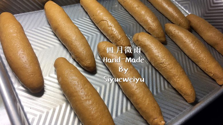 全麦杂粮面包,将卷好的面包胚码入烤盘内,每只面包胚之间留出足够的缝隙,避免再次发酵后面包胚膨胀粘连。
将整形好的面包胚进行再次发酵,可烤箱发酵、发酵箱发酵均可。发酵温度在33~38度之间,湿度75%~85%。发酵至1~1.5倍大即可。