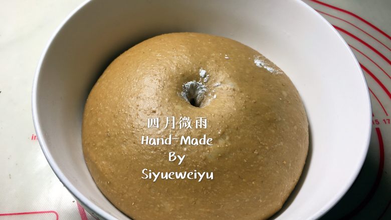 全麦杂粮面包,发酵至2~2.5倍大,发酵好的面团状态,手指沾少许干粉插入面团内,面孔不回缩不塌陷即可。