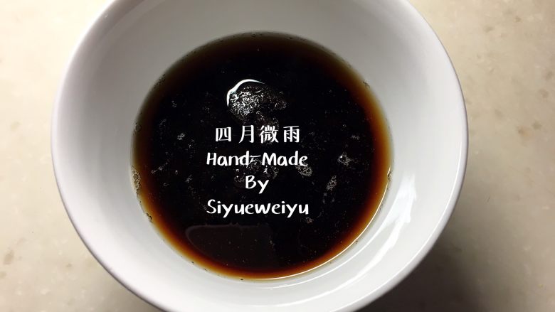 全麦杂粮面包,取纯净水75g加黑糖40g搅拌至黑糖全部溶解。