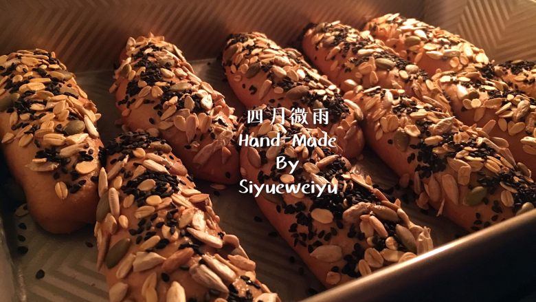 全麦杂粮面包,整形好的面包胚送入充分预热好的烤箱进行烤制,175度上下火15分钟。