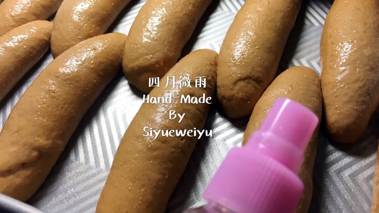 全麦杂粮面包,发酵好面包胚,这时预热烤箱200度上下火。发酵好的面包胚表面均匀的喷一层纯净水