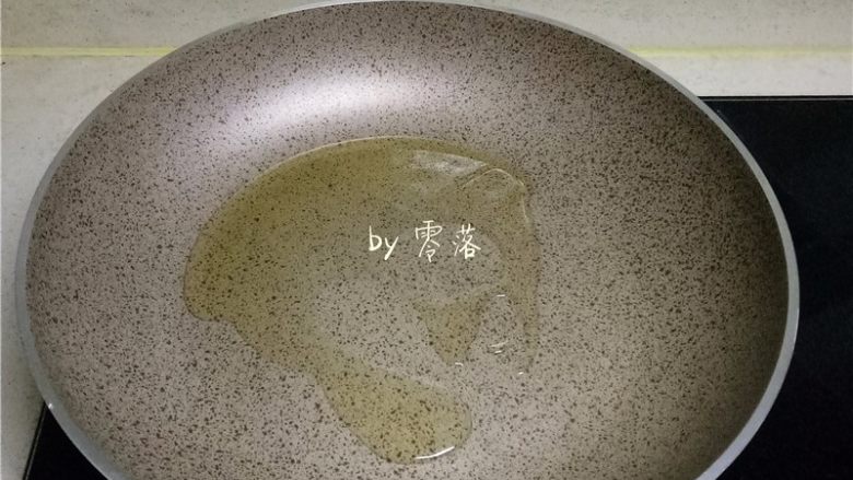 虾仁跑蛋,不粘锅倒入适量<a style='color:red;display:inline-block;' href='/shicai/ 857'>植物油</a>烧热;