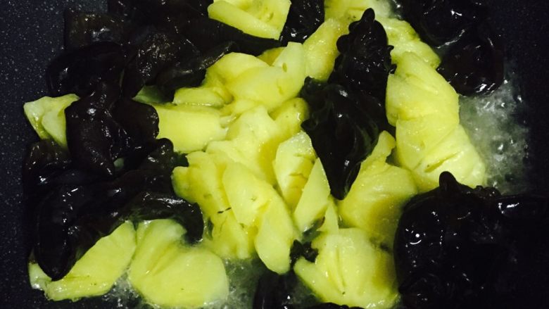 酸甜菠萝炒木耳,锅里放油，把油烧热，放入黑木耳，炒几下再放进菠萝片，加白糖，继续翻炒，关小火，让菠萝跟木耳慢慢吸收糖汁，最后用生粉水勾芡，加入葱白翻炒几下就可以上桌了，一道酸酸甜甜的菠萝木耳就这样完成了，怎么样，简单吧！