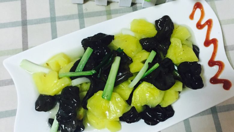 酸甜菠萝炒木耳,成品图