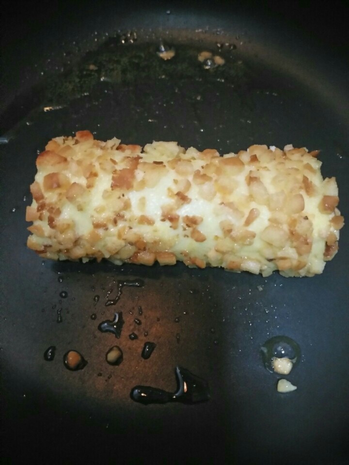 土司面包卷,不粘锅加入适量的油,等到油温八成热的时候,放入吐司卷,煎到金黄的状态就行