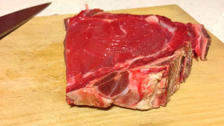 乳味牛排,<a style='color:red;display:inline-block;' href='/shicai/ 216'>牛肉</a>最好带骨,注意厚度3-5厘米太厚太薄都不适合!