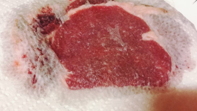 乳味牛排,冷水冲洗后立马用餐巾纸吸干水份!