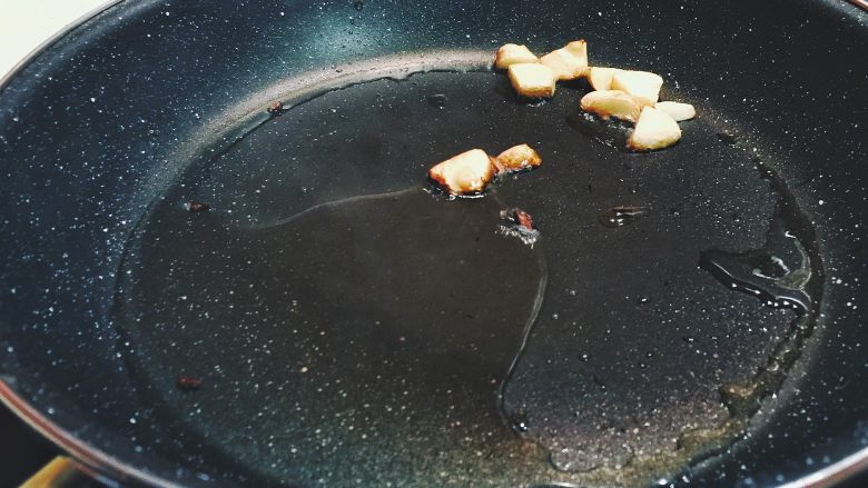 乳味牛排,电磁炉的话开最大火,煤气中火就可以了,大火的话控制起来有点难度!熟练后你可以选择大火。这里要注意油一定烧热,冒烟为止,然后下大蒜!
