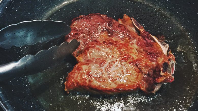 乳味牛排,大蒜快焦的时候马上夹走,下牛排即可。千万不要留大蒜在锅里,焦味会把牛排毁掉的。牛排熟度可以通过轻轻戳外表皮来确认!