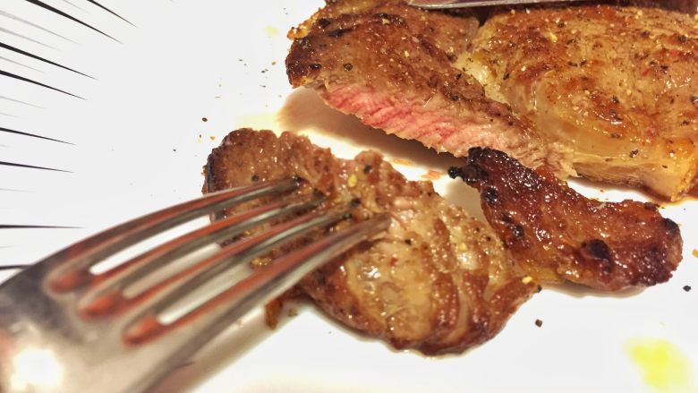 乳味牛排,手磨海盐可以出锅后加!如果用普通盐就直接在锅里撒上少许,用手抓上去相对好控制会比较均匀。