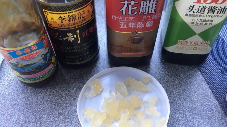 冰糖焖猪蹄,再准备好酱料,等会做菜时就得心应手了