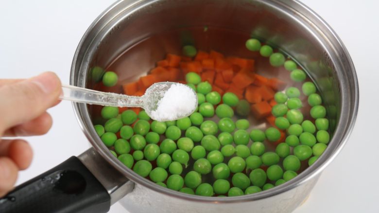 鸡肉爆炒彩豆胡萝卜,加入适量的盐,焯水过程能让豌豆胡萝卜的颜色尽量保持不变。