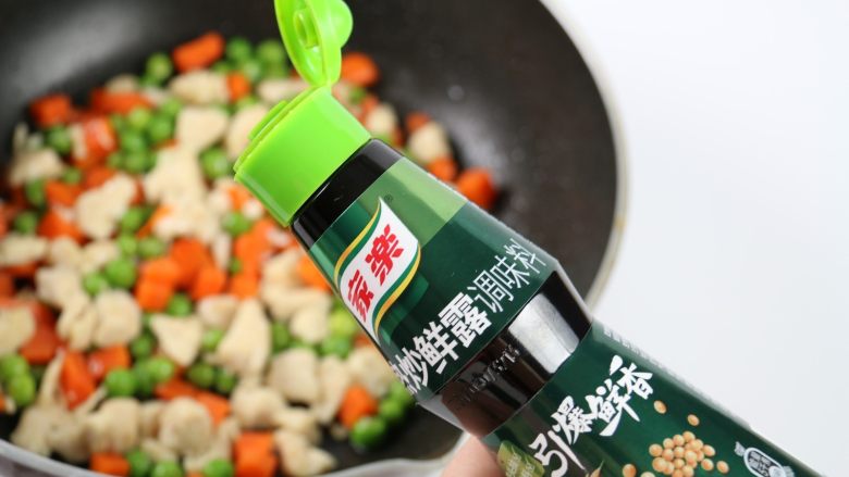 鸡肉爆炒彩豆胡萝卜,加入适量的爆炒鲜露,拌匀后即可起锅。