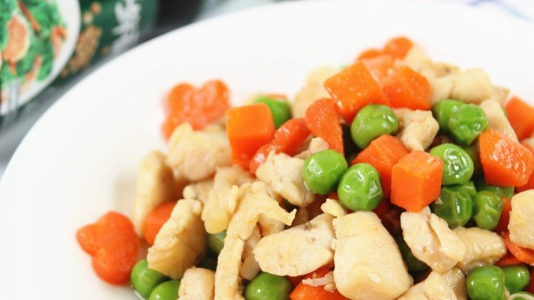 鸡肉爆炒彩豆胡萝卜,装盘后就可以吃咯,颜色丰富,让食欲倍增哦。