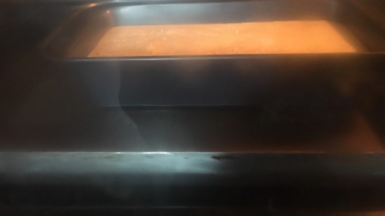 椰浆系列之椰浆蛋糕,烤箱预热150度,烤约40分钟