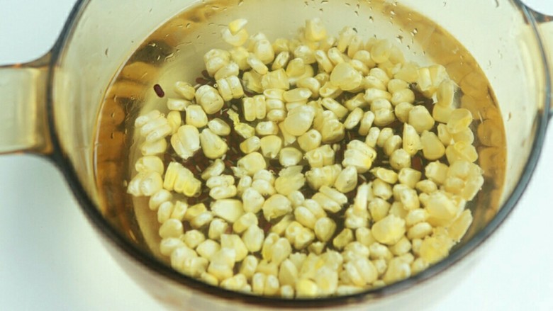 赤小豆玉米青豆饭,加入两倍清水,盖好锅盖;