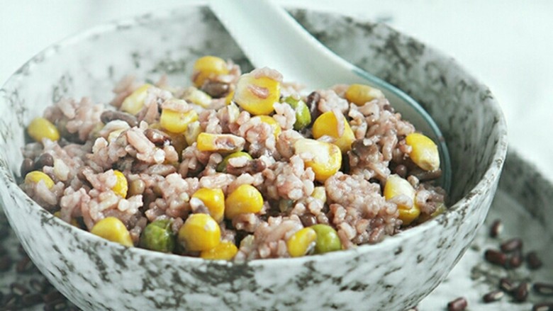 赤小豆玉米青豆饭,均衡营养的杂粮饭,香喷喷 有嚼劲~~