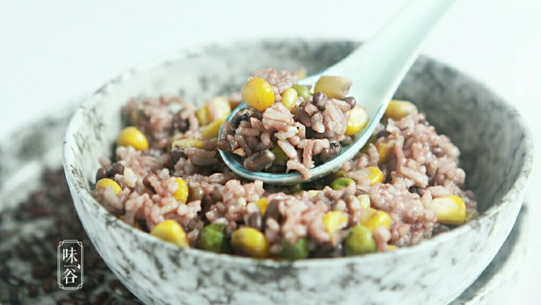 赤小豆玉米青豆饭,习惯性的来个特写，色诱一下亲们的味觉。