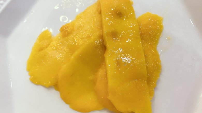 宝宝辅食:宝宝芒果饭-12M+ ,然后用刀将芒果切片备用,直接横着切会更加好切,如果觉得麻烦,这些全可以省略,把芒果直接切丁放在<a style='color:red;display:inline-block;' href='/shicai/ 507'>米饭</a>上面,再撒点芝麻就可以啦。