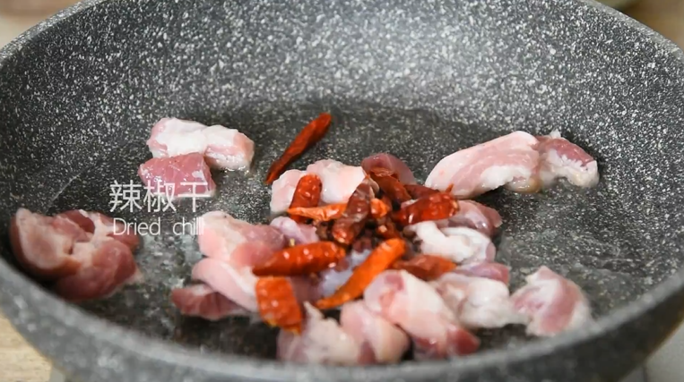 这样做的“手撕包菜”麻辣鲜香,超级下饭,肉片炒散后倒入花椒、干辣椒