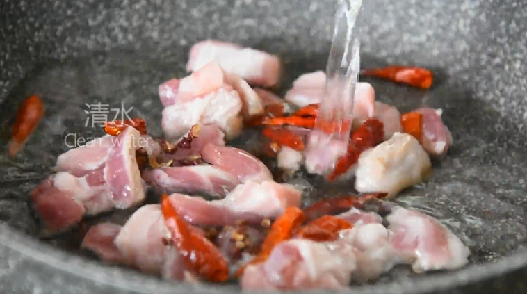 这样做的“手撕包菜”麻辣鲜香,超级下饭,加入清水