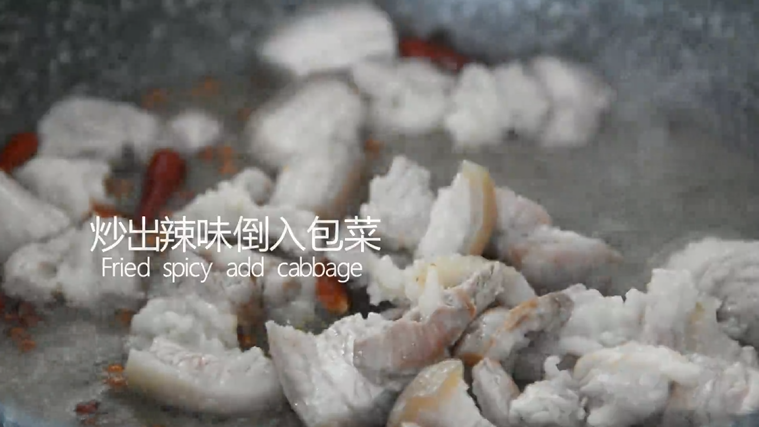 这样做的“手撕包菜”麻辣鲜香,超级下饭,水煮干后,炒出麻辣的香气