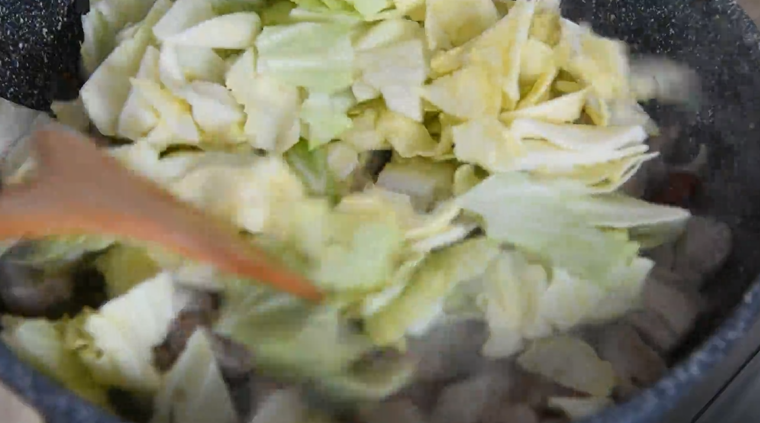 这样做的“手撕包菜”麻辣鲜香,超级下饭,炒香后倒入包菜翻炒均匀
