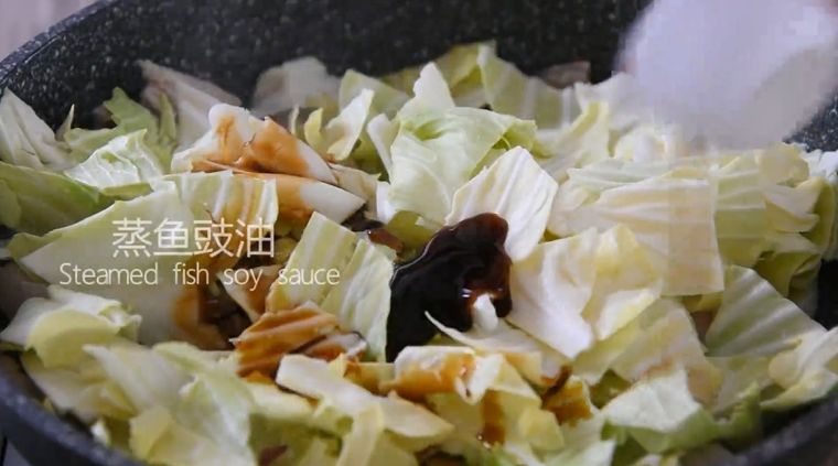 这样做的“手撕包菜”麻辣鲜香,超级下饭,包菜变软,加入适量的盐、蚝油、蒸鱼豉油
