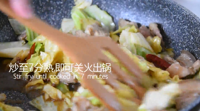 这样做的“手撕包菜”麻辣鲜香,超级下饭,大火翻炒至7分钟熟,即可关火出锅