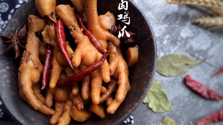 卤鸡爪,装盘