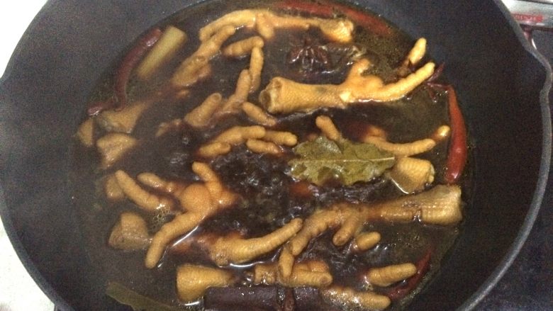 卤鸡爪,30分钟后转大火收汁