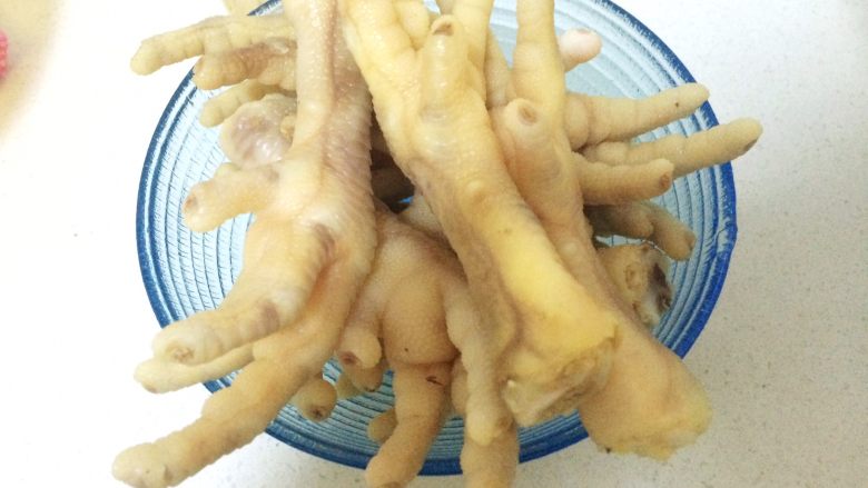 卤鸡爪,将鸡爪捞起沥干