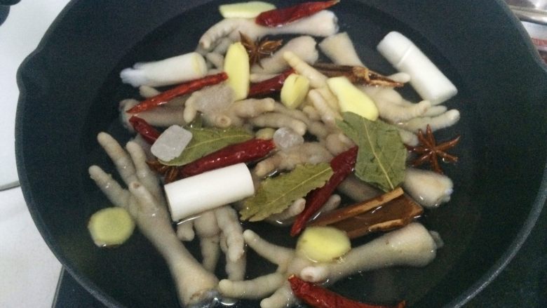 卤鸡爪,将鸡爪和配料同时放入水中